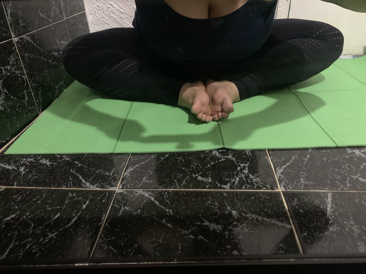 TwinkleToes7_7's tweet photo. Yoga time!😘 #Feet #FOOTFETİSH #toes #cute #cutefeet #yogagirl #Sales #pics #sellfeetpics #customer #customersatisfaction #picoftheday 
https://t.co/5zStKigk69 https://t.co/XewmEgsqP0