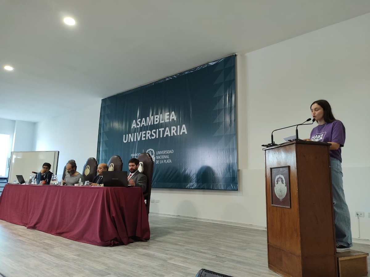 unlp's tweet photo. #LaUNLPelige #AsambleaUniveristaria Tiene la palabra la representante del claustro estudiantil de @ing_unlp, Constanza Marenna https://t.co/kRYw22IKmY