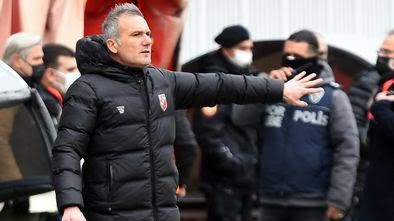 omirosksk's tweet photo. Geçiyor abim, geçmez sanıyorsun ama geçiyor... Bitmiyor tabi, biter mi... Sonra başka biri çıkıyor karşına, çıkmaz diyorsun ama çıkıyor, seviyorsun, sevmem diyorsun ama seviyorsun abim bak doğru söylüyorum... https://t.co/n3PqFCTfrB