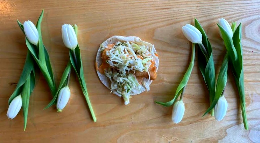 💗Mom's are like the tortilla to a TACO -  soft, warm and they keep it all  together 🌷Happy Mother's Day weekend to all the amazing mothers and mother-figures! 

 #mothersday #taqueriatsunami #mom #taco #tulips #May