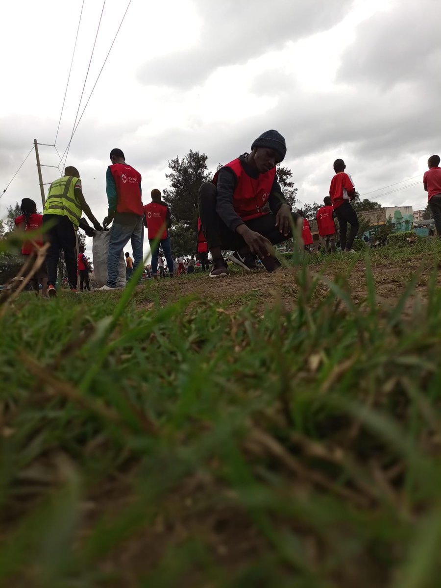 EcoMinds01's tweet photo. We had a successfull clean up today in conjunction with @Krcs_NRbBranch at the kamukunji Grounds. We believe we are the change agents of ensuring a clean environment in community.
#Ecominds
#Forglobalgoals
#climateaction https://t.co/hXqvc7rqKD