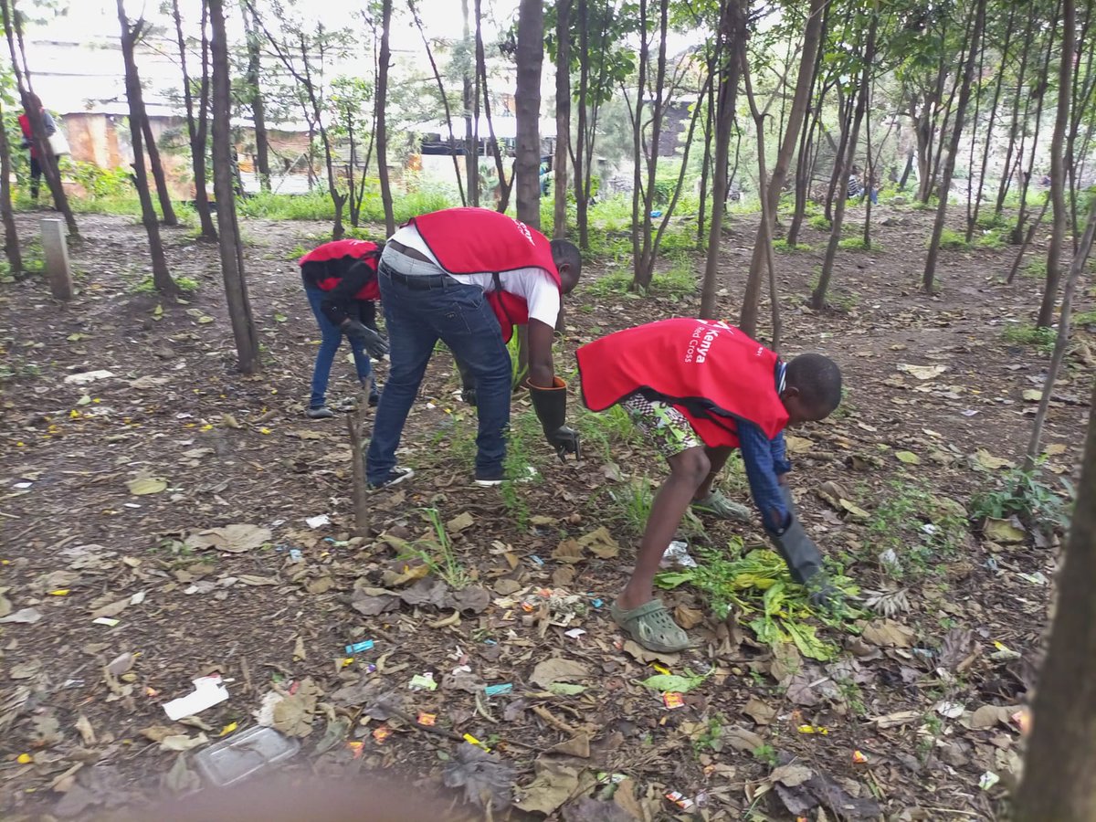 EcoMinds01's tweet photo. We had a successfull clean up today in conjunction with @Krcs_NRbBranch at the kamukunji Grounds. We believe we are the change agents of ensuring a clean environment in community.
#Ecominds
#Forglobalgoals
#climateaction https://t.co/hXqvc7rqKD