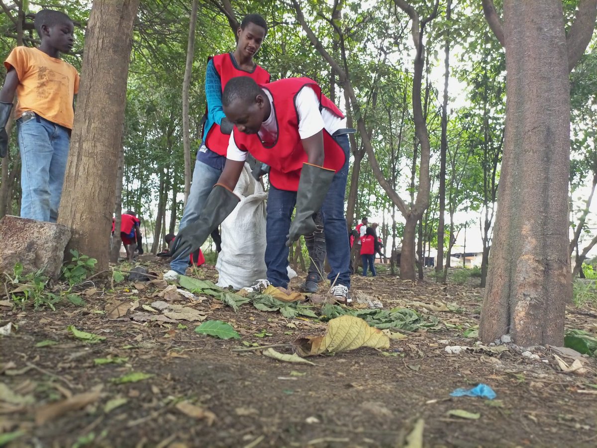 EcoMinds01's tweet photo. We had a successfull clean up today in conjunction with @Krcs_NRbBranch at the kamukunji Grounds. We believe we are the change agents of ensuring a clean environment in community.
#Ecominds
#Forglobalgoals
#climateaction https://t.co/hXqvc7rqKD