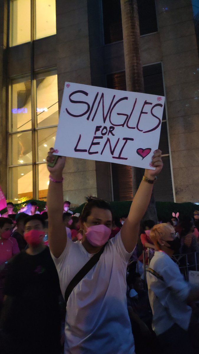 itsMateoP's tweet photo. 810,000+ Filipino!!!! crying and fighting for good governance. 😭  ROAD TO 1M
 #LeniKiko2022
#LeniKiko2022 #MakatiIsPink
#PilipinasIsPink #LeniKikoMitingDeAvance https://t.co/XBVViz4dHp