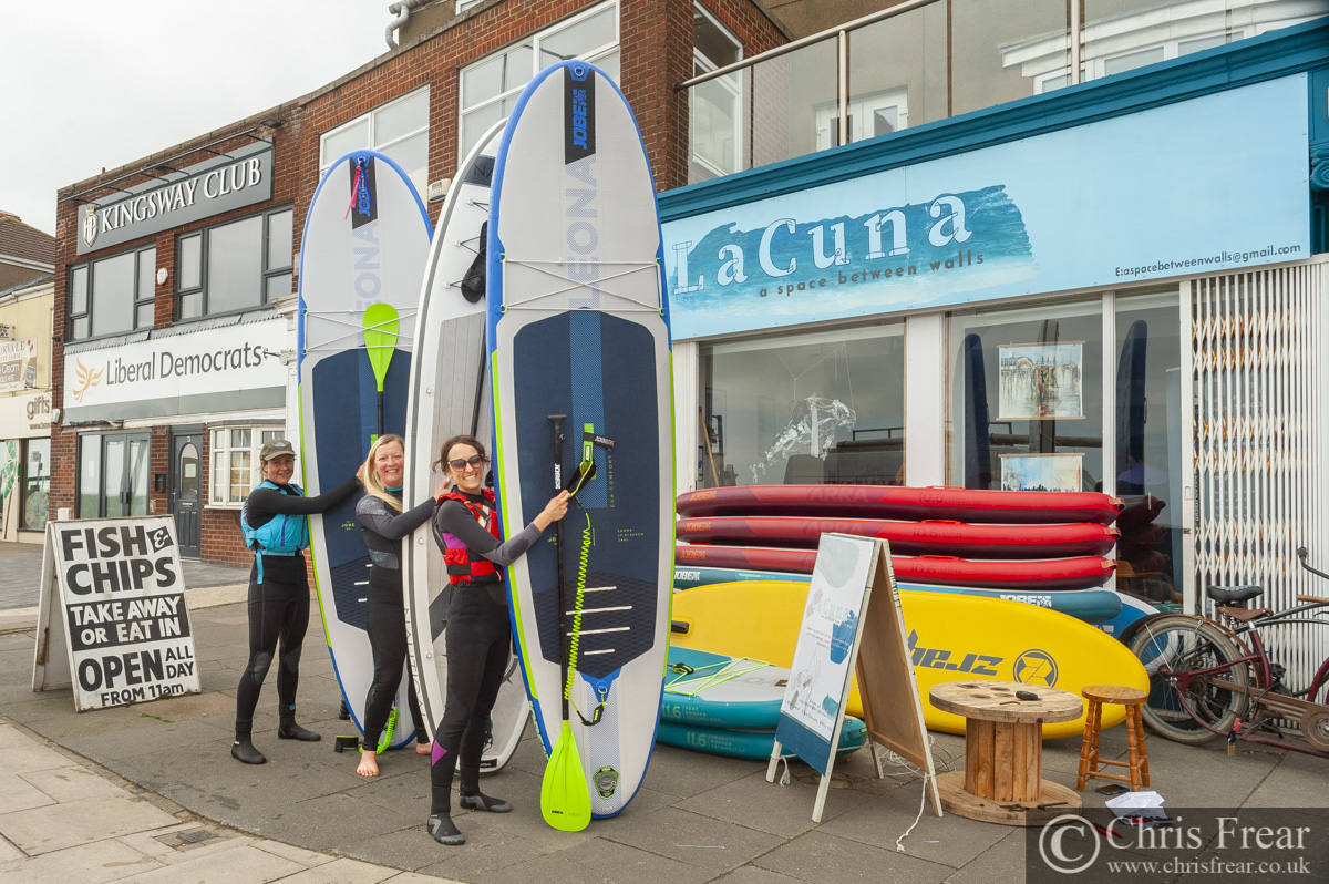 ChrisFrearPhoto's tweet photo. Paddleboarders outside LaCuna in #Cleethorpes #streetphotography https://t.co/nKEsnTtukm