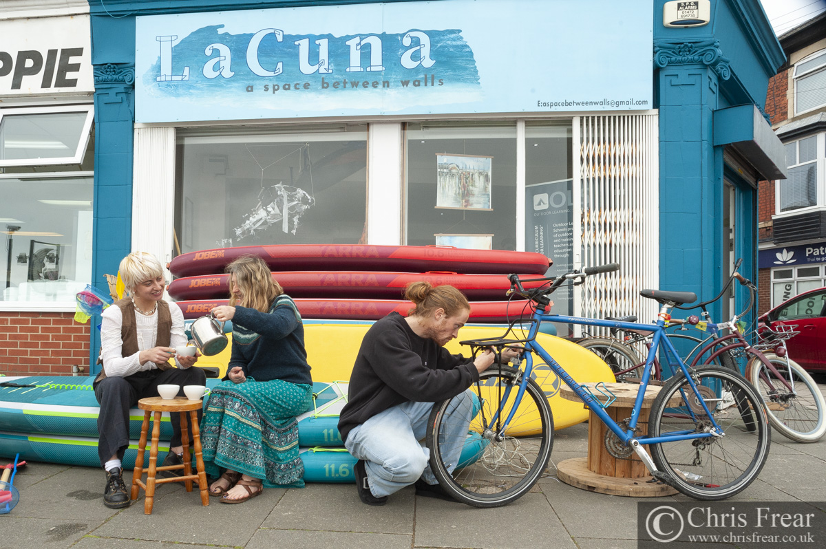 ChrisFrearPhoto's tweet photo. Paddleboarders outside LaCuna in #Cleethorpes #streetphotography https://t.co/nKEsnTtukm