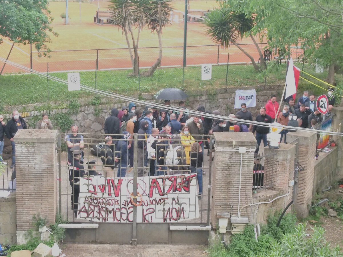 Le ffoo stanno procendo identificando tutte le persone solidali fuori dalla laboratoria ecologista #bertacaceres.