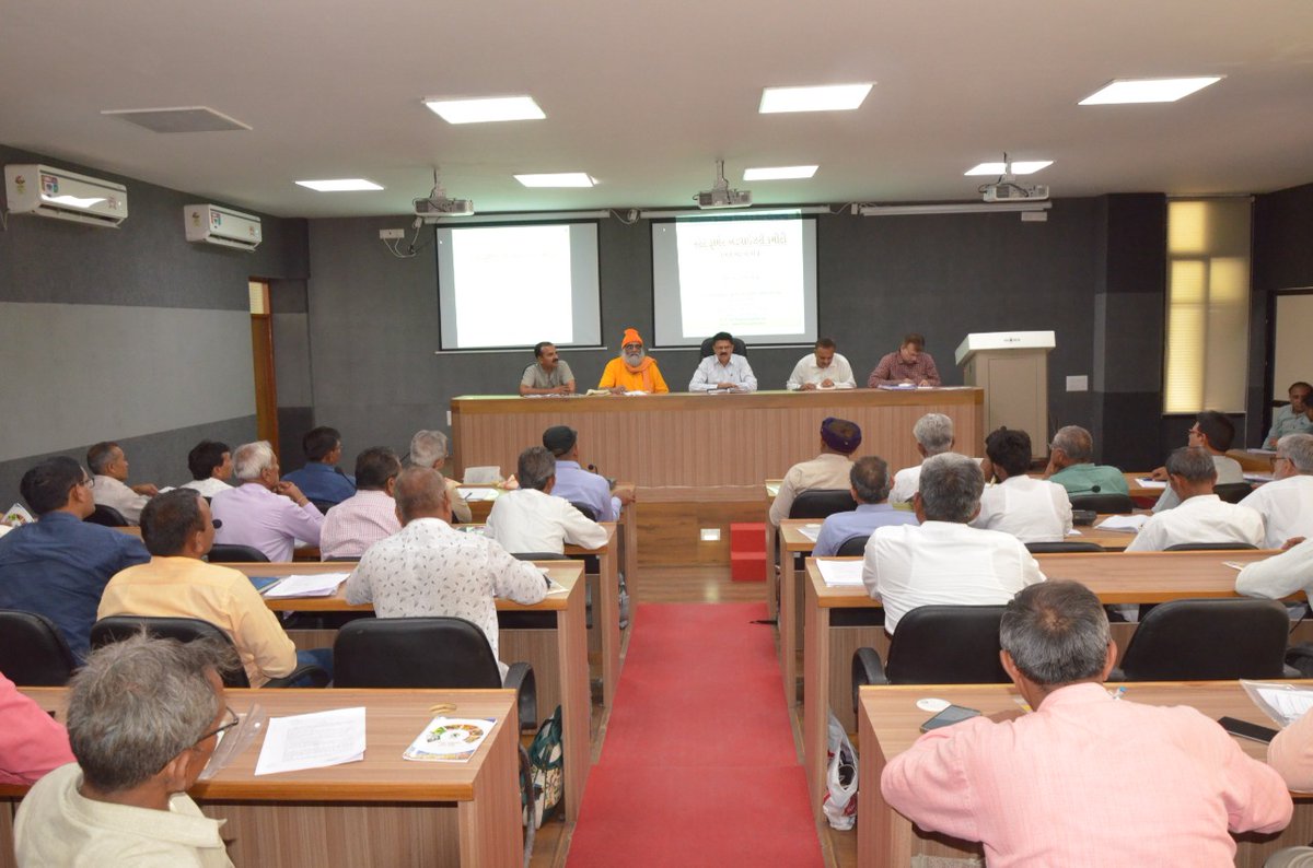 આજરોજ આત્મા યોજના અંતર્ગત SFAC (સ્ટેટ ફાર્મર એડવાયઝરી કમીટી)ની વર્ષ ૨૦૨૨-૨૩ની પ્રથમ બેઠક નિયામક શ્રી સમેતિ અને સ્ટેટ નોડલ ઓફિસર આત્મા, શ્રી ડી.વી.બારોટ સાહેબના અધ્યક્ષ સ્થાને કૃષિભવન, ગાંધીનગર ખાતે યોજાઇ.