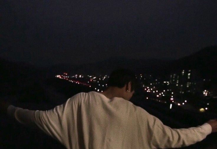 r4ndombts's tweet photo. ╰➤"The moon looks lonely
Like it's crying in the bright night sky
Even though I always know the morning will come
I want to stay in your sky like a star"♡

      -   Still with you ☆
   ┊ ⇄ ◁◁ II ▷▷ ↻ ┊

#JUNGKOOK  #StillWithYou https://t.co/b1M1w5McbZ