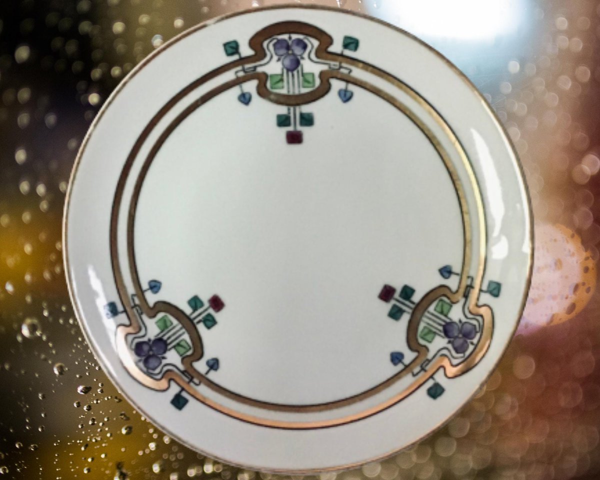 jarmgirl's tweet photo. Really love this, from the Etsy shop BrocanteAttic. https://t.co/tkcAk6bLGf #etsy #brinsmaidsplate #smallplate #purplefloraldesign #displayplate #artstudioplate #artnouveauplate #handpaintedplate #decoratedplate #cabinetplate https://t.co/G9Fv96kLiT