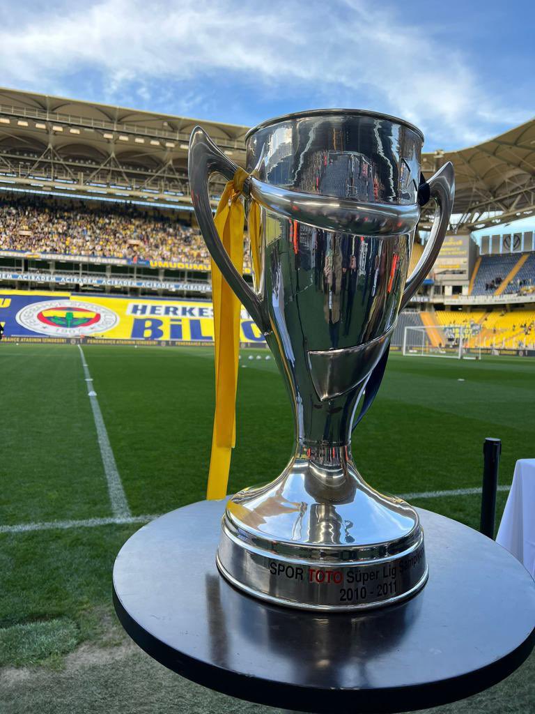 sercanhamzaolu's tweet photo. 2010-2011 şampiyonluk kupası bir kez daha Kadıköy’ün çimlerinde… https://t.co/amcikLap7t