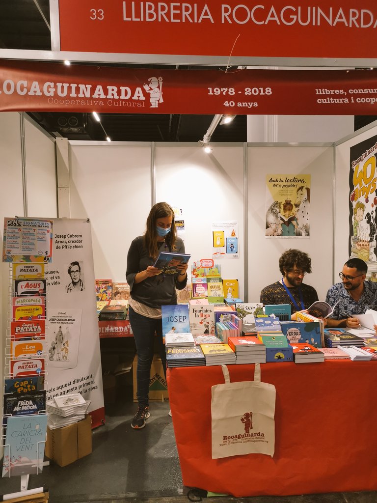 pol_lenedicions's tweet photo. A @COMIC_bcn 2022 a parada 33 de la llibreria cooperativa amiga  @rocaguinarda_ !! Ahir va signar @IanBermdez1 i avui més firmes! Amb títols com Jacob, Así son nuestras reglas @Escarolota o Eusclaus feliços! I molts més https://t.co/oC7diJsTh1