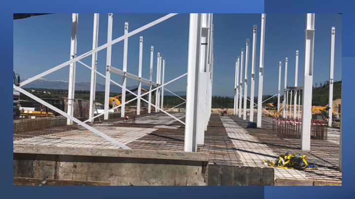 Así estaba la obra de nuestro IES ayer viernes, ya se ven suelos pero es necesario ir más rápido para iniciar el curso en Sept 2022 en nuestro edificio, según la fecha prometida, <a href="/MalvarezNadia/">Nadia Álvarez</a> sólo faltan 4 meses!!!!