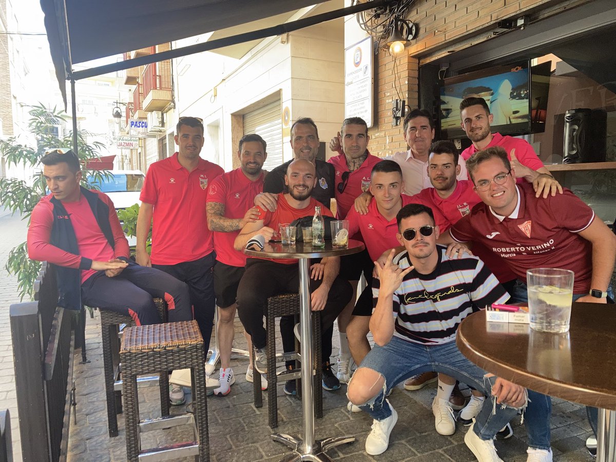 JMtnezNunez's tweet photo. Tarde especial para el @ciudad_calas en #LaCaverina . Nos jugamos el ascenso a 1 Autonómica. Tertulia previa en el #Pinver  de #Calasparra. Esto es el fútbol de #pueblo, maravilloso. Vamos , chicos !!!! Hay que bañarse en el #Arrocero https://t.co/3k2u3DLLwb