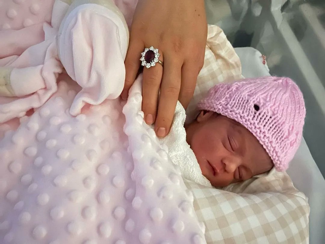 FcGeorgina's tweet photo. Bella Esmeralda 💚🥰❤️.

#georginagio #georginarodriguez #georginagieo #crisgina #cr7 #cristianoronaldo https://t.co/XZxysBEWAZ