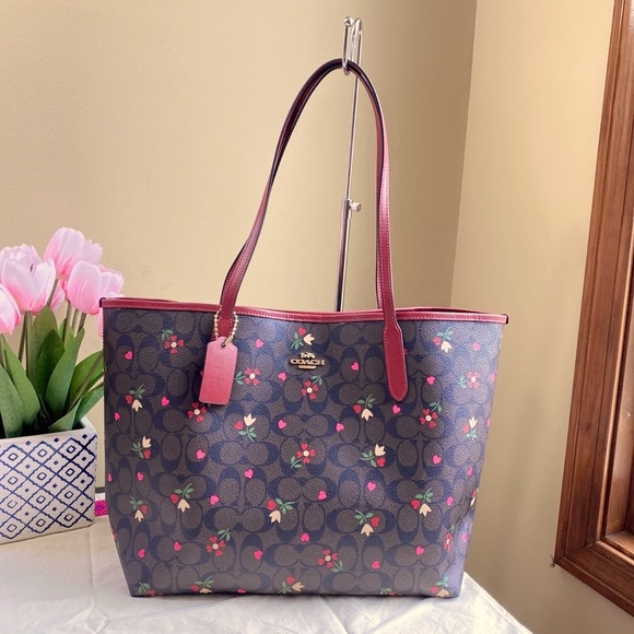 MandiMelton5's tweet photo. So good I had to share! Check out all the items I'm loving on @Poshmarkapp #poshmark #fashion #style #shopmycloset #katespade #coach: https://t.co/TUUF5fjLi2 https://t.co/z3mVPJNntv