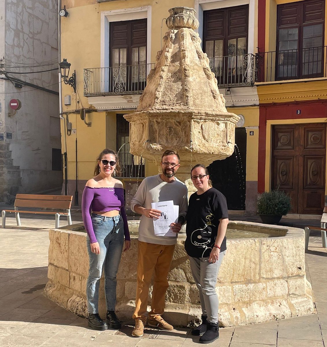 falla_cid's tweet photo. Esta setmana hem firmat amb l ‘artista faller @lidonsantacreu per als dos monuments fallers 2023 🧨💥🔥#fallaelcidtrinitat #monumentfaller #falles2023 #fallesxativa https://t.co/NWd9Zz8SGc