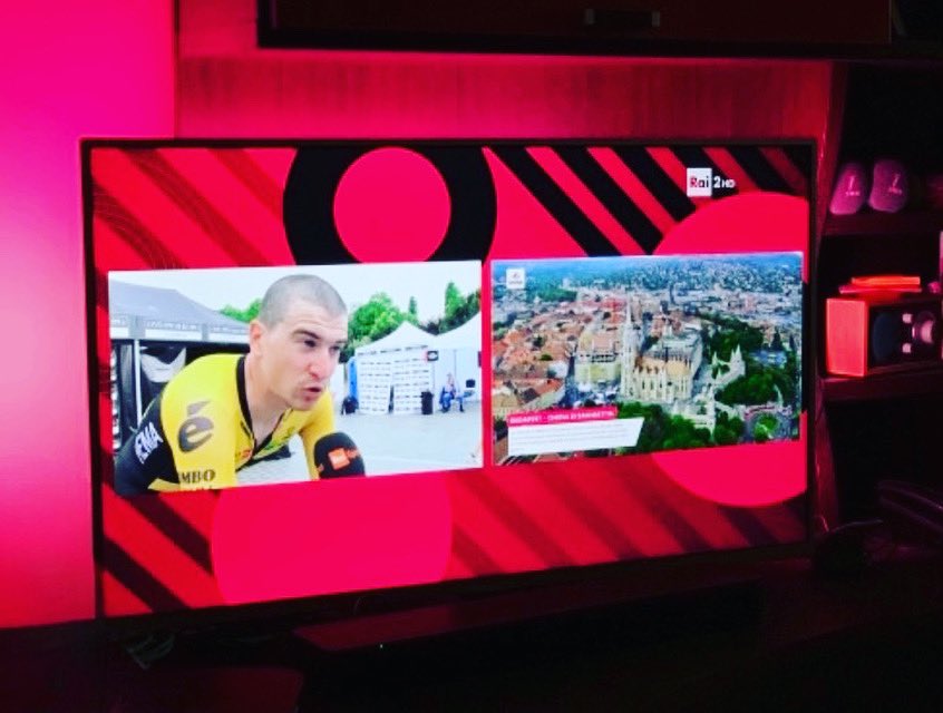 Ross_diSera's tweet photo. La mia tv è differente 🍬🚴♀️💕
@giroditalia #Giro #Giro105 #tappa2 #7maggio #Ungheria #Budapest #crono #ilovebycicle @Gazzetta_it @RaiSport #processoallatappa @destefanoaless https://t.co/VeULxC2kNq