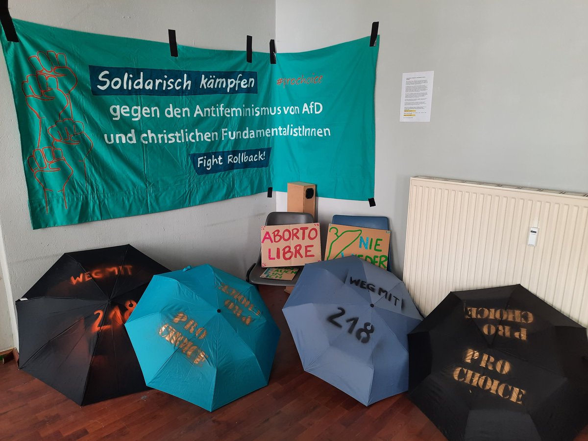 kosmotique's tweet photo. Auch die Kosmotique ist heute eine Station des turbulenten Ausflugs der kritischen Einführungstage #kreta #dd0705 🎉 https://t.co/u262GTBJbw