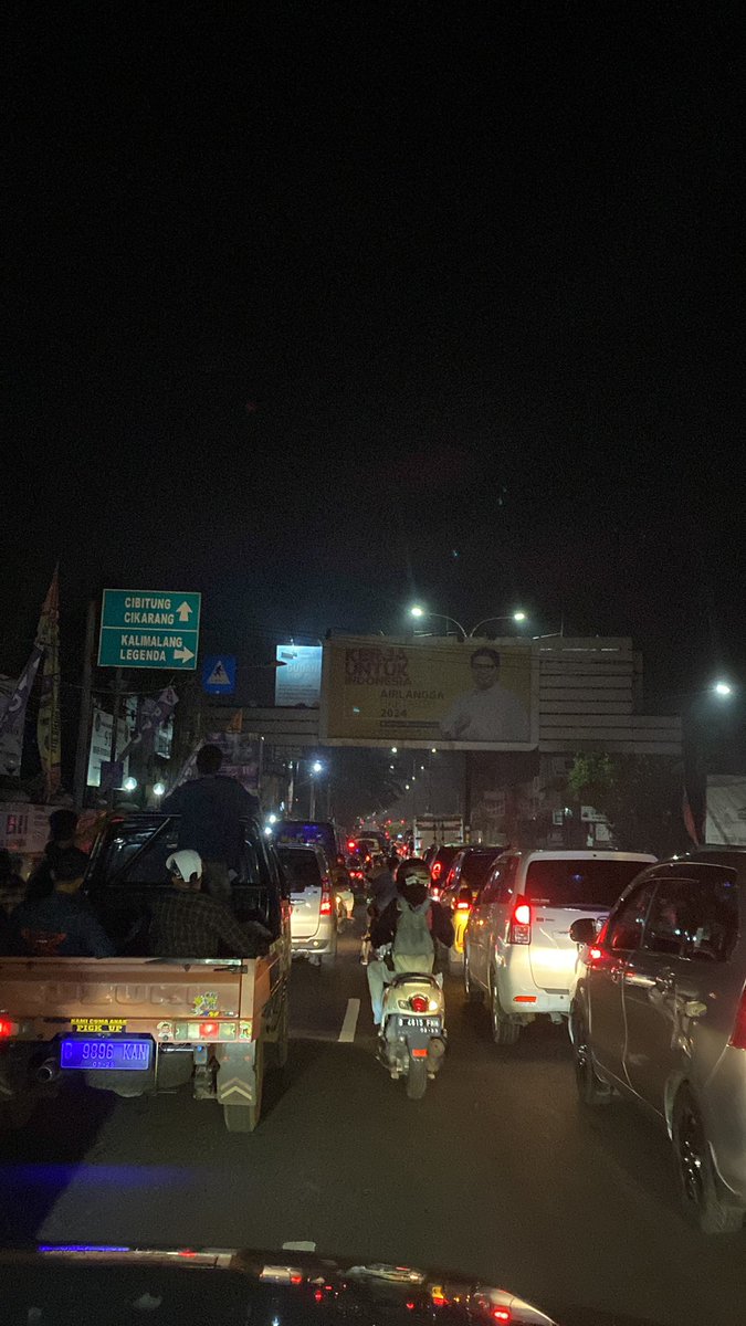 ardityomandito's tweet photo. @TMCPoldaMetro @ridwankamil @jokowi pak,, help us macet parah gegara tol arah cikampek ditutup, one way oke untuk arus balik ke jkt, tp tega buat yg arah cikampek.. 😭 https://t.co/eRdD129TKu