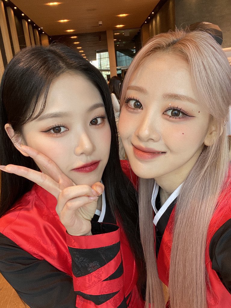 caitrivna's tweet photo. pretty girl and pretty girl https://t.co/EPAnbUR1fd