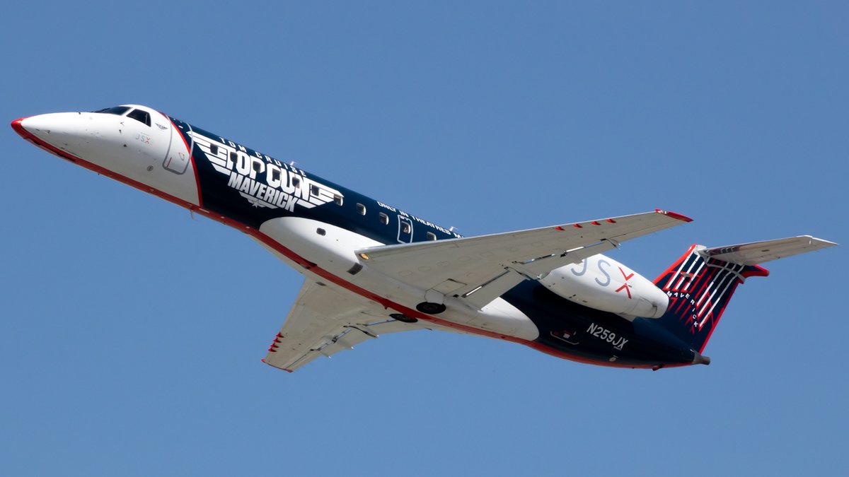 On the big screen, Maverick flies F-18 fighter jets; in real life, it's an Embraer ERJ-135 aircraft that bears the Top Gun livery. Find out more about the history of N259JX. #BoutiqueAirline #EmbraerERJ135 #JetSuiteX #JXS #Maverick #N259JX #TopGunLivery

airwaysmag.com/jetsuitexs-erj…