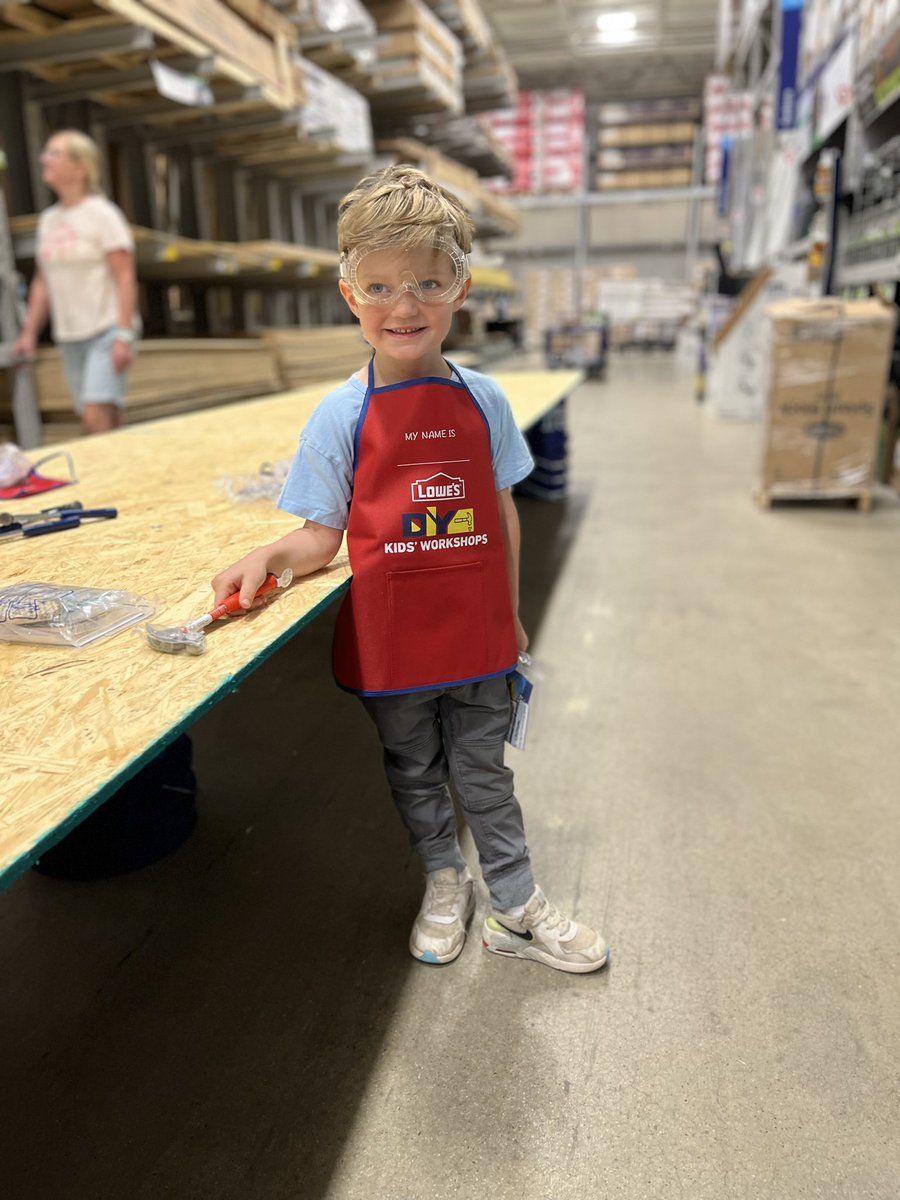 HungryToTravel's tweet photo. @Lowes Building a bird house! https://t.co/kJdqAobtw7