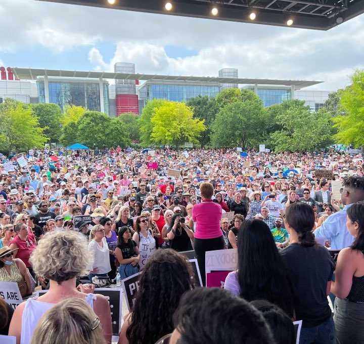 PPTXVotes's tweet photo. Planned Parenthood Texas Votes is proud to support @BetoORourke 👏 Over 5,000 people have gathered to rally for reproductive rights. ✊ https://t.co/WFJDDgm568