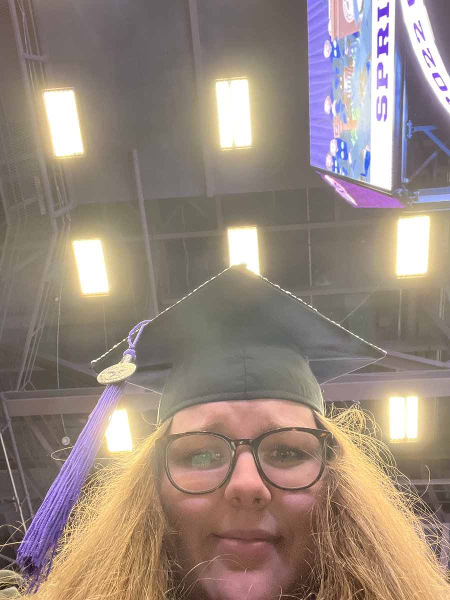 1mNotRachel's tweet photo. hi i’m tweeting in the middle of graduation https://t.co/3HGE5JpQC7