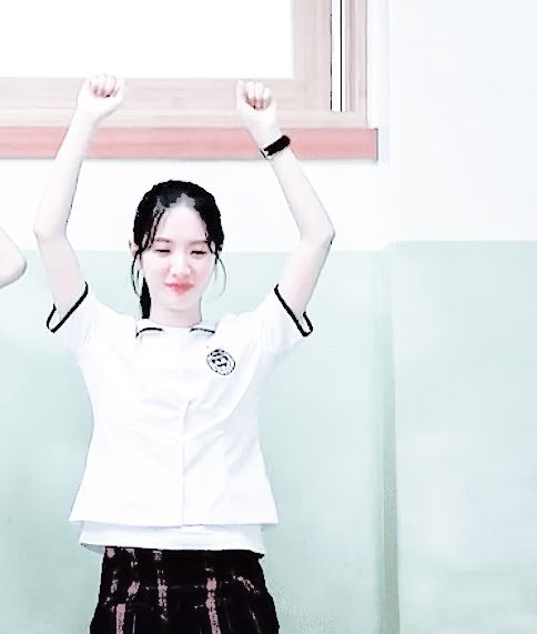 5월이야. 푸르른 청춘이고, 녹음 그득한 여름이고 누구나에게 해당되는 열아홉의 교과서. 지극히도 하늘색인 탓에 우스울지도 모른다고 생각해. 그치만 연극의 주인공이 누구냐에 따라 이야기는 완전히 다른 색으로 비추어지니까. 걱정 마, 우리들의 청춘은 고유한 색으로 빛나고 있어.