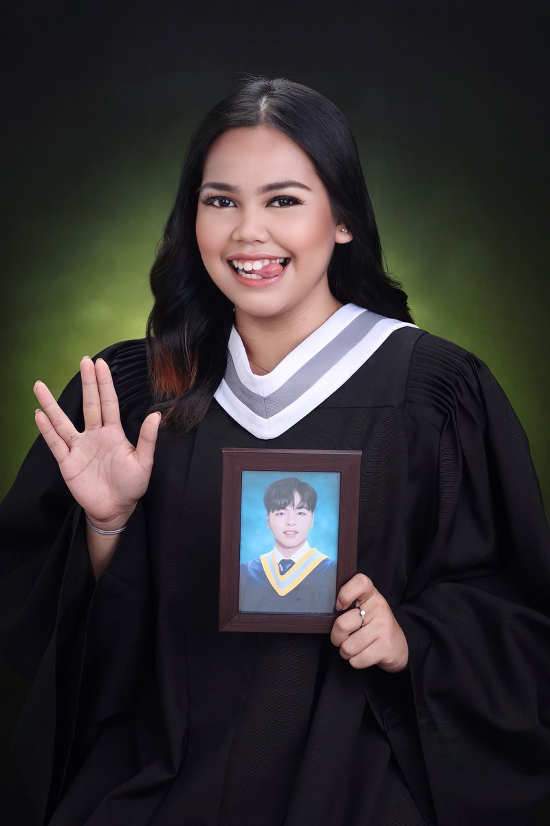 guianness's tweet photo. graduating with my lasallian boyfriend 🤪🖖🏼 

#iKON  #아이콘  @YG_iKONIC #BUTYOU https://t.co/L7mzzVJO7t