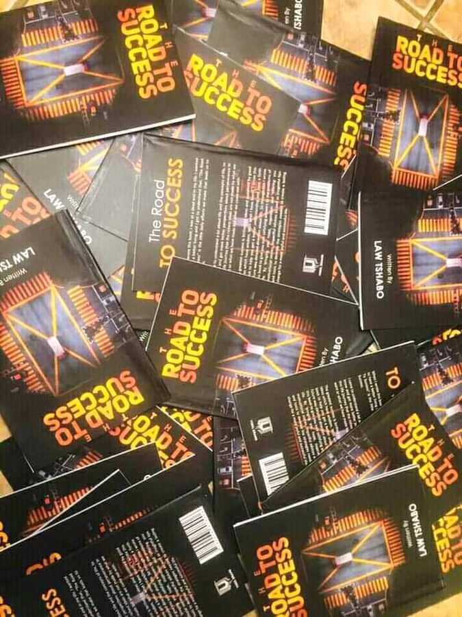 LawTshabo's tweet photo. Don't waste your life, take the living road. Hug your problems and kiss them a good bye. Get life π‘π±β¨ The Road To Success
#MakingDreamsPossible
P 150.00 get you the book @ +267 75748545 https://t.co/mspMrvLYez
