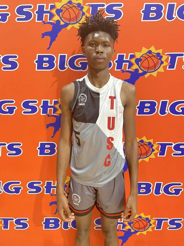 First look at 2024 6’8”+ Ellis Graham and came away impressed. Long frame with soft hands to pass, catch and finish. Impressive prospect! @thakiddellis125 @2024premier @ECHSboysb_ball @bigshots #RocktheRock #BigShots