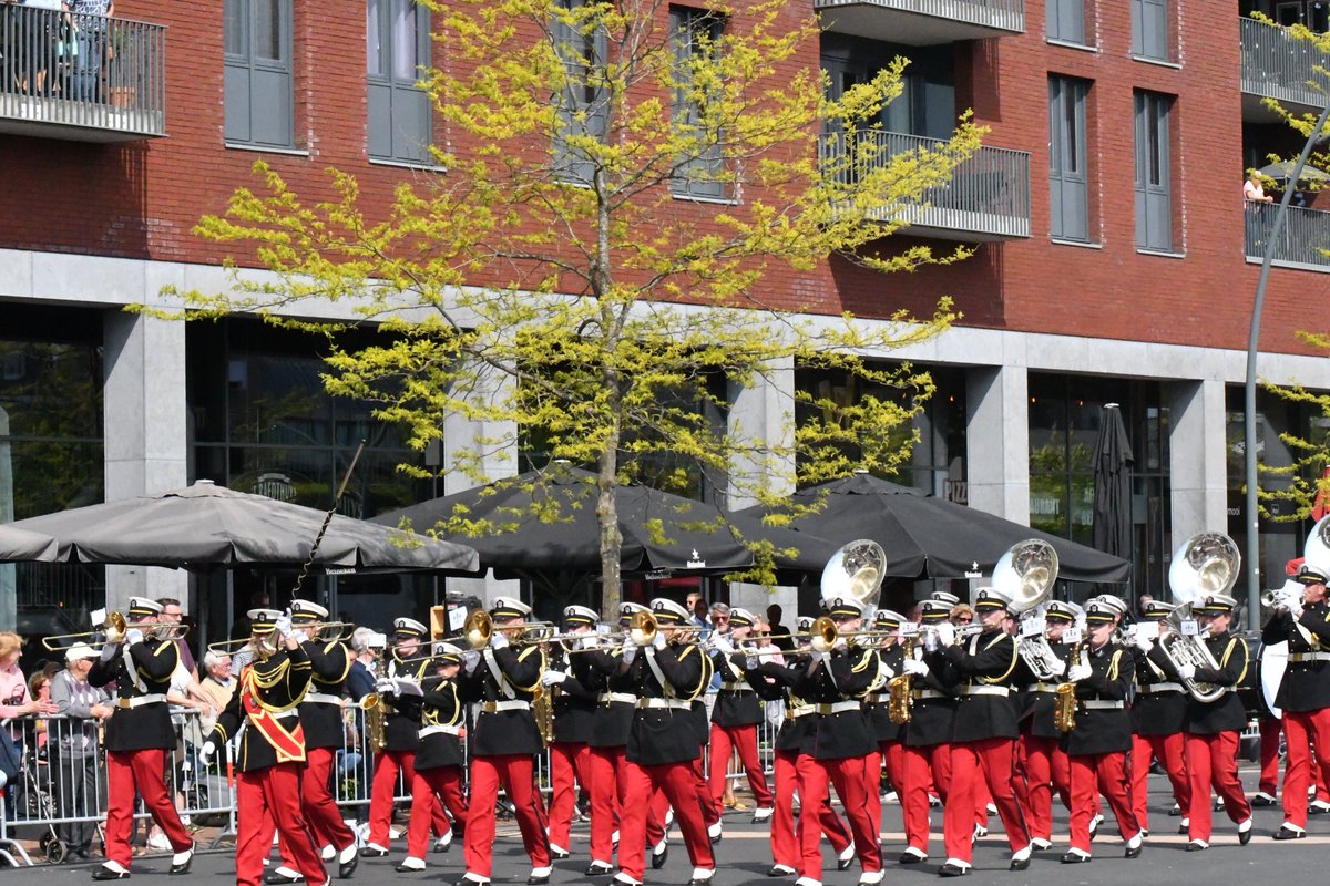 JaccoWisman's tweet photo. Taptoe Dronten op 7-5-2022 met Show-en drumfanfare Oranje.

@VolgDronten @SenD_Oranje https://t.co/tPgpU4JTQX