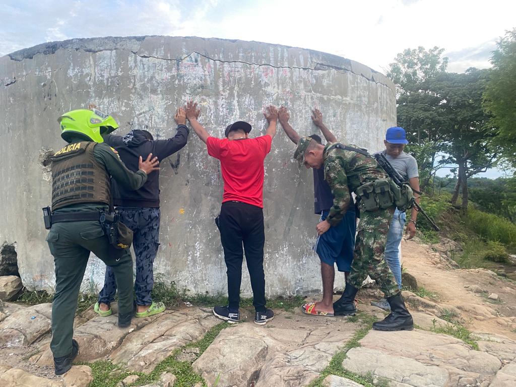 mindefensa's tweet photo. La @PoliciaMonteria desarrolla planes de registro y control en conjunto con @COL_EJERCITO en el sur de Montería. Fortalecemos la seguridad de los monterianos. 
#EsUnHonorSerPolicia #PlanDemocracia2022 https://t.co/8QQzMM6pyT