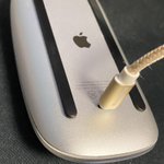 Apple純正マウスの充電コネクタが…裏側にあって使いにくい!