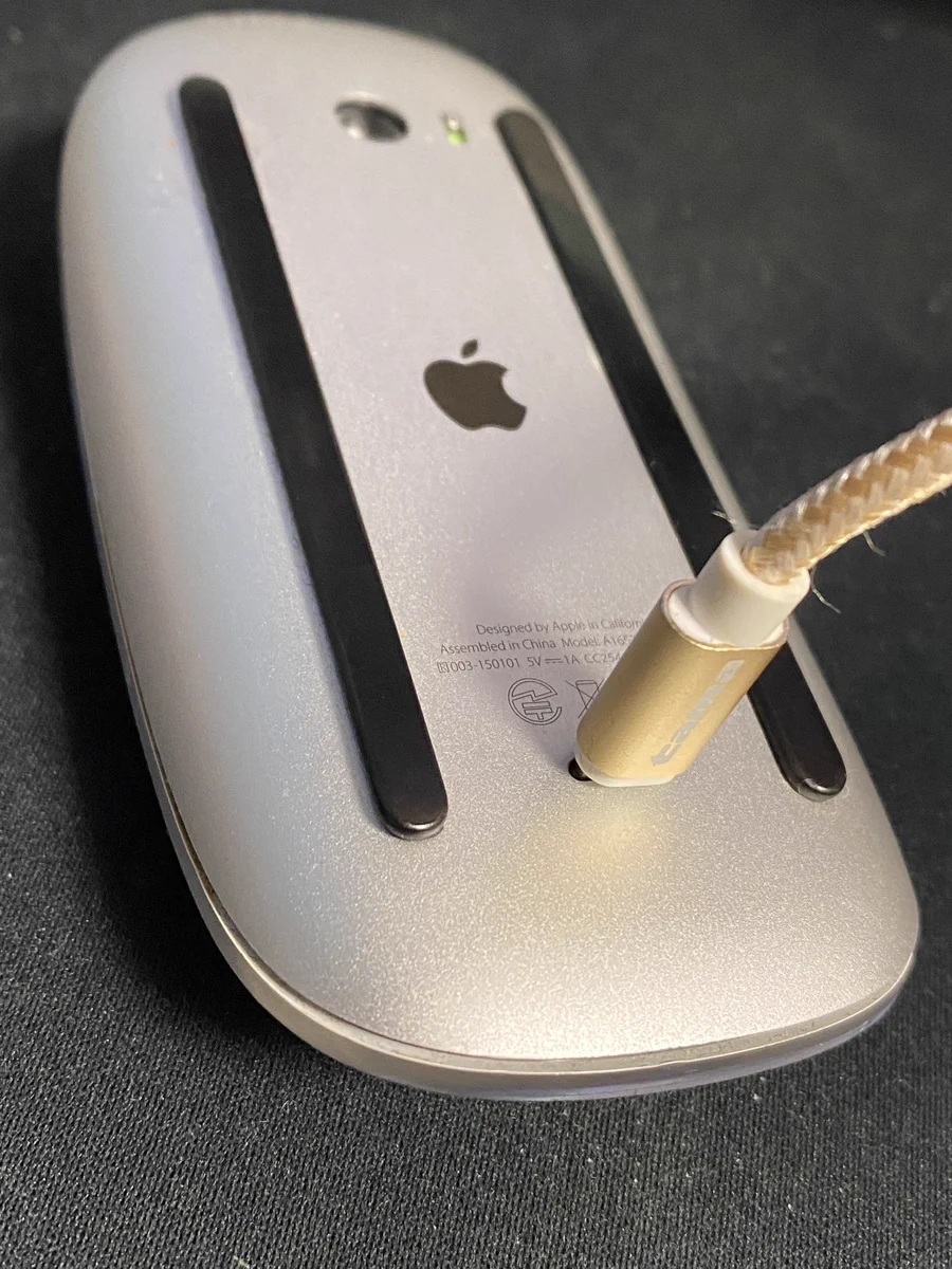 Apple純正マウスの充電コネクタが…裏側にあって使いにくい！