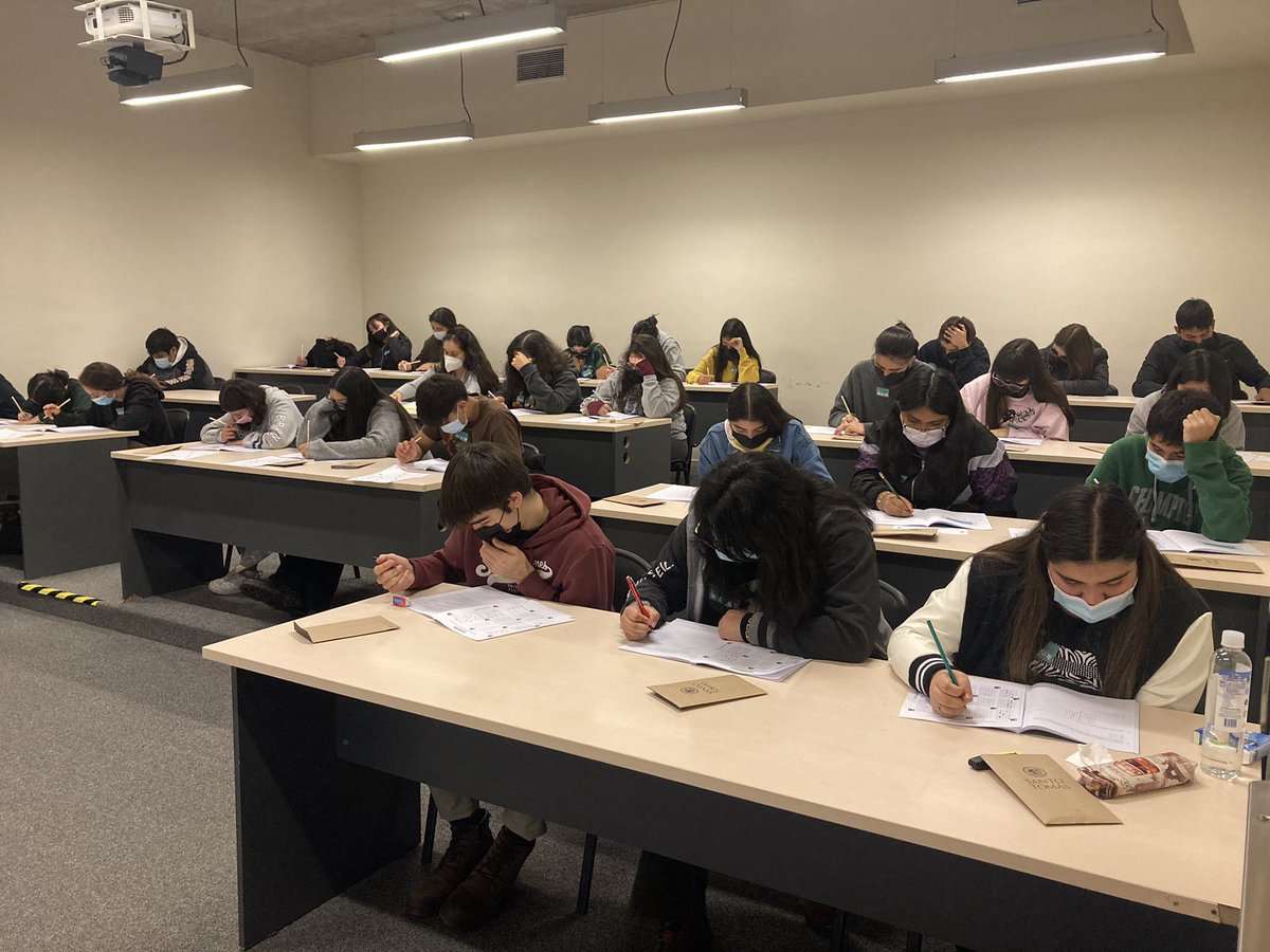 SantotomasSJ's tweet photo. ¿Estará muy difícil? 🤔 Con la máxima concentración los estudiantes ponen a prueba sus conocimientos de matemática en la primera prueba del #EnsayoPAESST2022.
@SantoTomas_ST https://t.co/93eiR4YWZ4