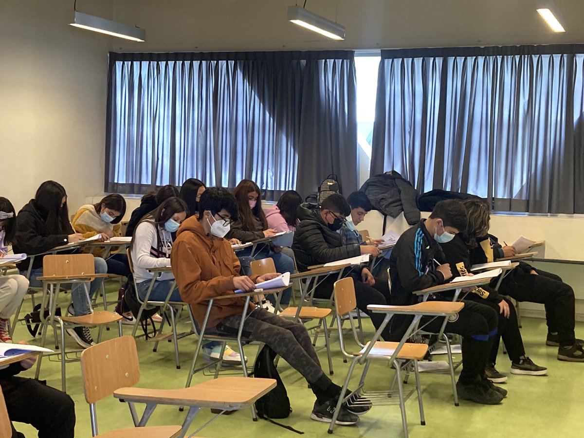 SantotomasSJ's tweet photo. ¿Estará muy difícil? 🤔 Con la máxima concentración los estudiantes ponen a prueba sus conocimientos de matemática en la primera prueba del #EnsayoPAESST2022.
@SantoTomas_ST https://t.co/93eiR4YWZ4