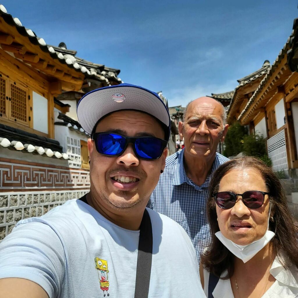 TotalyiZED's tweet photo. Out and about today, touristing in the Capital with the parentals. Grateful to spend family weekend with family. 
#seoul #southkorea #서온 #parents #오마 #오빠 #삼깁살 #palace #hanokvillage #food #parentsweek #korea https://t.co/MsW1jzTf7f https://t.co/7fKYbZCXQ0