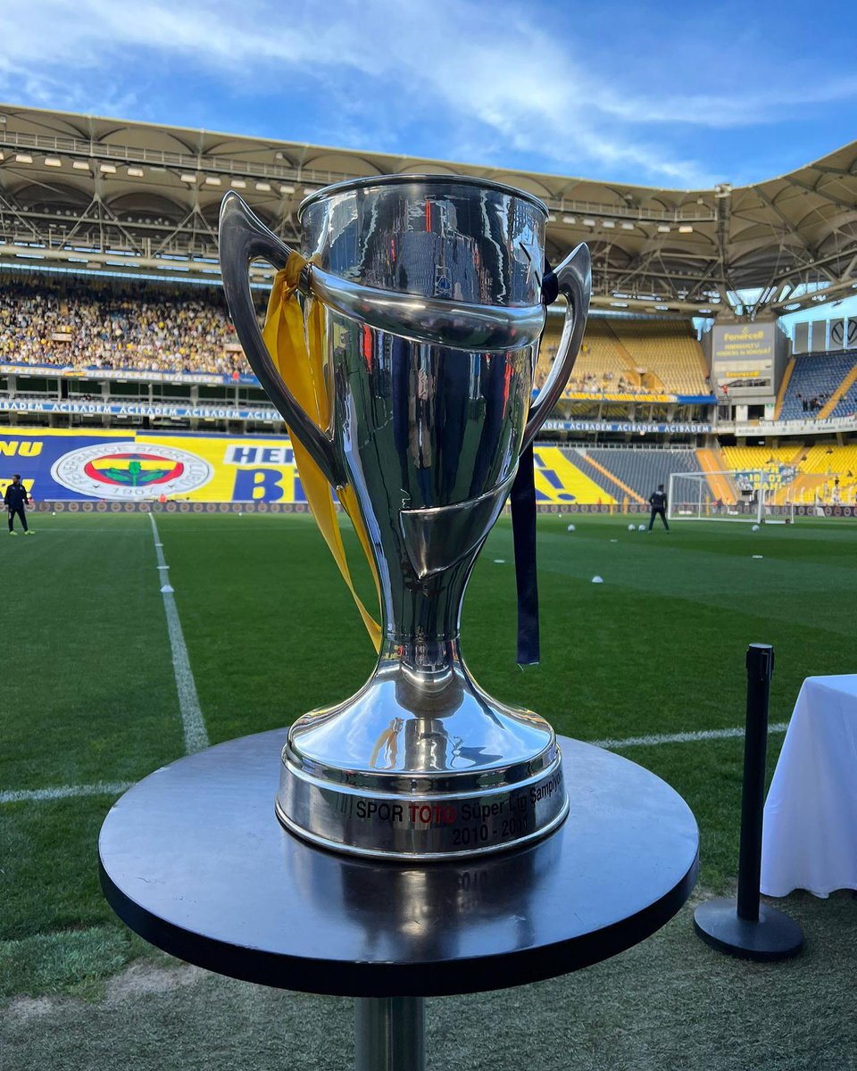 sporx's tweet photo. Fenerbahçeli futbolcular ve teknik heyet, derbi öncesi taraftara açık antrenmanda 5 yıldızlı tişörtler giydi ve 2010/11 şampiyonluk kupasını kaldırdı. https://t.co/5Vz1jatO8S
