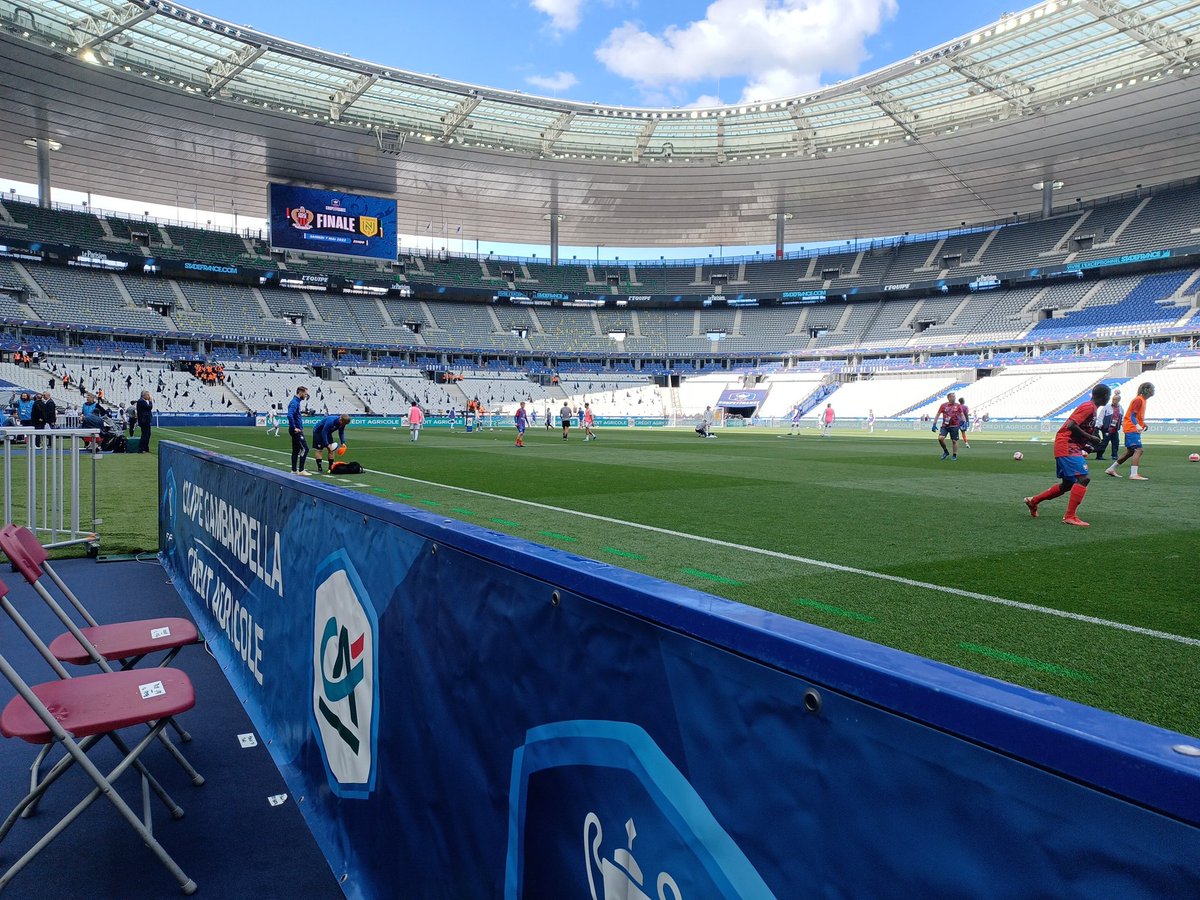tomrmorel's tweet photo. Avant la grande finale Nice v Nantes...belle mise en bouche sur @Eurosport_FR avec les jeunes de la gambardella...OL v Caen en direct à 17h15 ! La pelouse du stade de France donne envie de jouer!!! 🤤😎 #gambardella #CDF #olcaen https://t.co/CFkR7ea0Ti