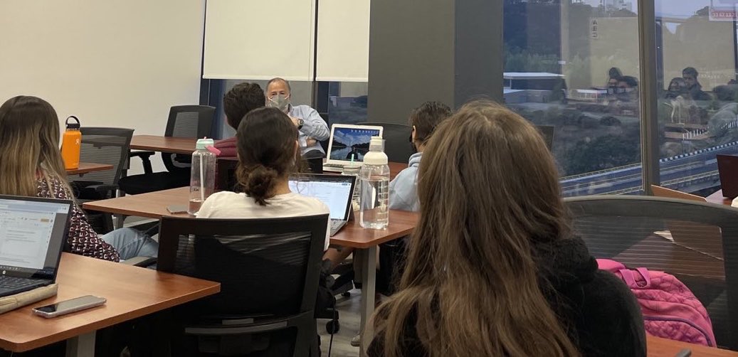 JoseAMeadeK's tweet photo. Cerrando el curso de Política Internacional. Gran experiencia compartirlo de nuevo con @EMILIOSL y @Petaco10Marina. Padre grupo de quienes aprendí mucho. https://t.co/PXuCoQyIuI