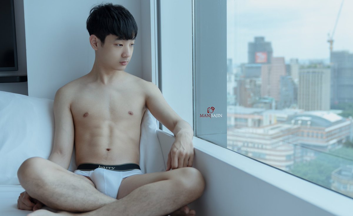 MAN_SAJIN's tweet photo. 《清純的少年 與 騷動的靈魂》

外表羞澀的韓系男孩，潔白的內褲裡藏著躁動的巨獸，初入成人的花花世界 探尋著人生的美好

男孩//男人//迷惑

「05/20台北場 拍照(純的)，歡迎私訊報名」《免費互惠》

#青春 #寫真 #男體攝影 #成長日記
#肉體 #誘惑 #互惠攝影 #青春羅曼史 https://t.co/dgLqioG9cT
