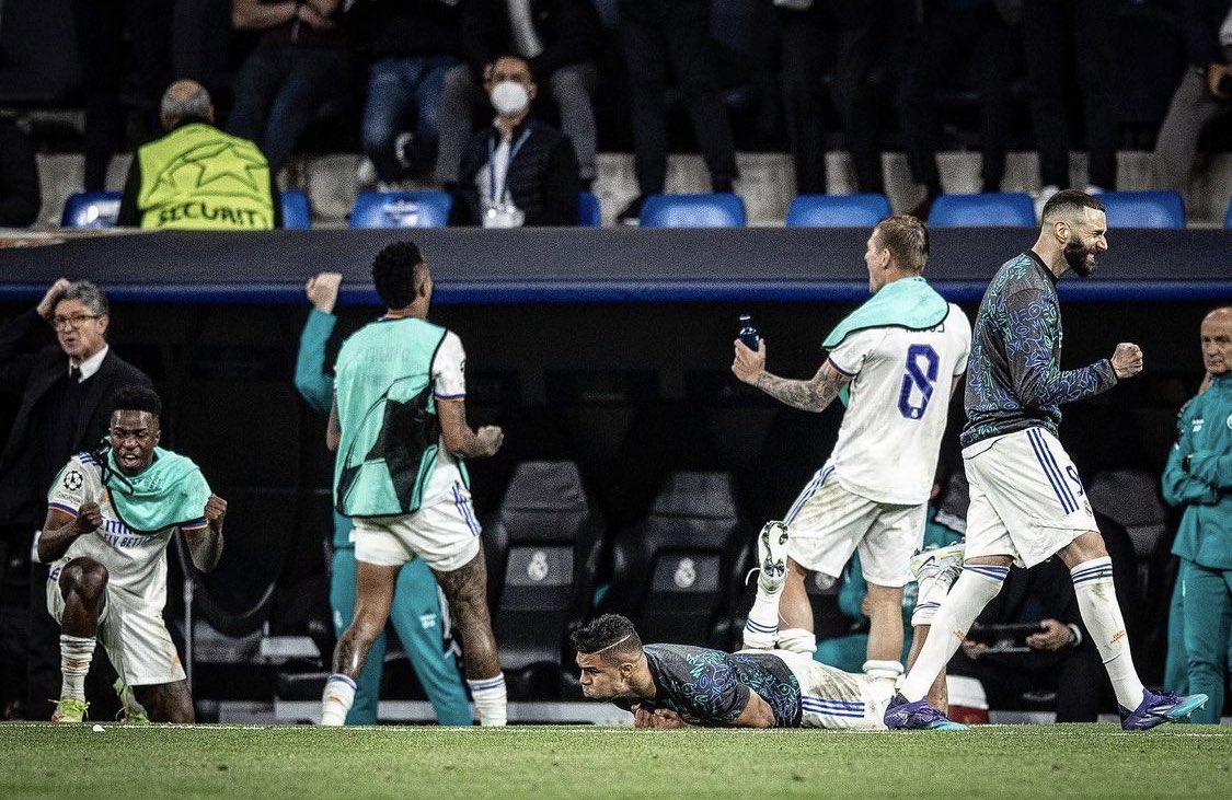 MadridSports_'s tweet photo. 👀 Cuando @thibautcourtois atrapa un balón, @Casemiro le imita y el banquillo lo celebra. 

📸: @nogueirafoto_ https://t.co/0ACXA8CJei