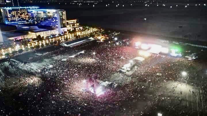 krizzy_kalerqui's tweet photo. Meanwhile sa kabilang parlor: 

Crowd estimate: 203 Billion with 7 counts of graft . https://t.co/YLqP9oB4LP