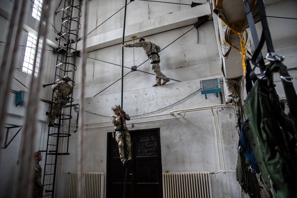 US_SOCEUR's tweet photo. #TrojanFootprint SOCEUR trains with #NATO allies in Hungary 🇭🇺 Check out U.S. Army Green Berets assigned to #tenthSFG and Hungarian #SOF conducting fast rope training, improving their abilities to counter myriad threats and strengthening capabilities as partners! https://t.co/8TK27TF2yu