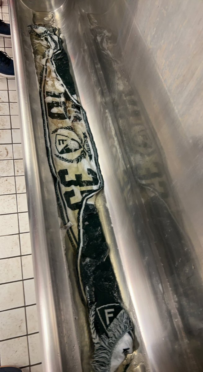 Saaaalle's tweet photo. Sjukaste trycket man upplevt. HELA HALLEN står upp och skriker. Sjukaste trycket i svenska hockeyhistorien? https://t.co/spJFjDMS6H