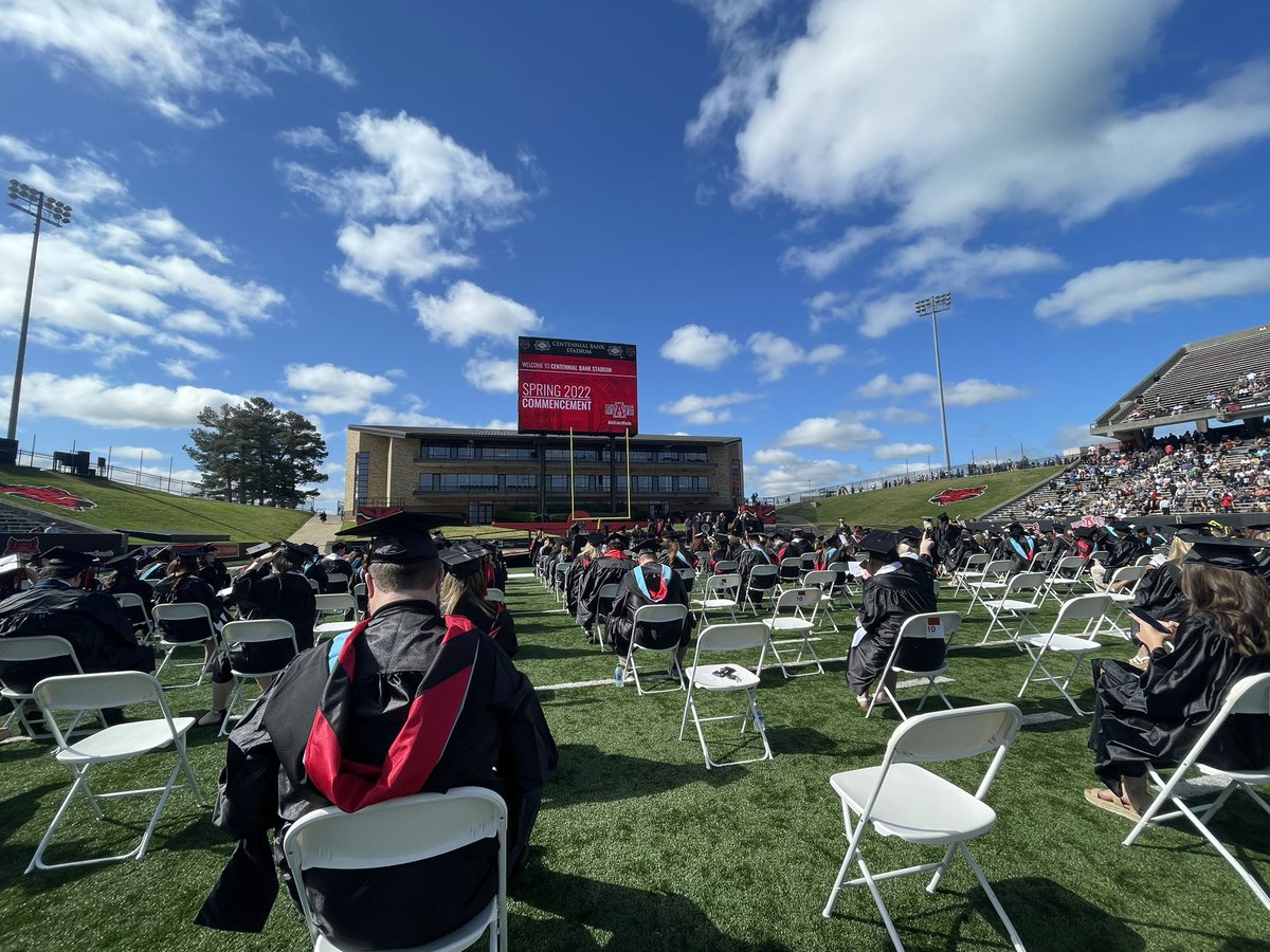 kayceemontanaa's tweet photo. Graduation time! πͺπ»π©πΌβπ #AStateMade #RedWolves @ArkansasState https://t.co/lscKpxW3Pe
