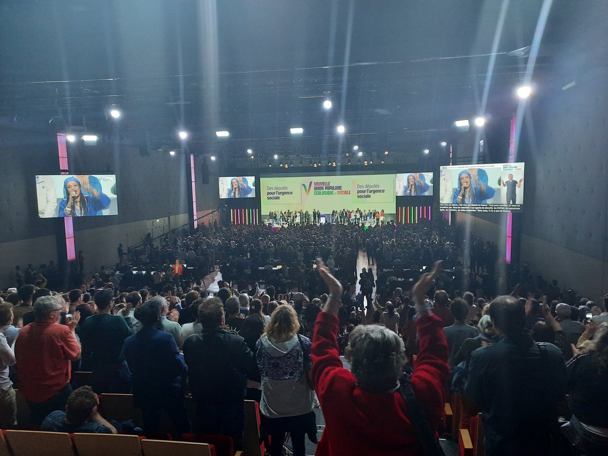 Près de 1500 militants au rassemblement de la #Nupes à Aubervilliers... et applaudissements nourris pour l ensemble des représentants des partis
Waiting for <a href="/JLMelenchon/">Jean-Luc Mélenchon</a>